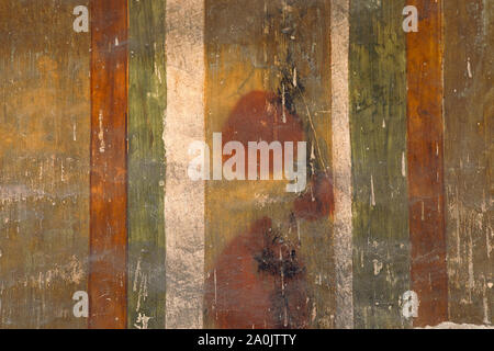Grungy colorato vintage parete dipinta con linee, strisce. Molto la vecchia vernice con uno sfondo con macchie di gesso. Rustico stile retrò superficie danneggiata. Foto Stock