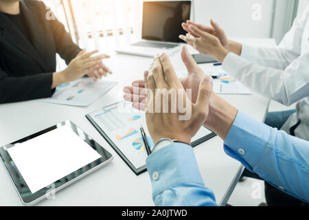 Presentazione eccezionale! Un gruppo di persone di affari in smart casual seduti insieme rivolgendosi ad applaudire dopo il discorso di un imprenditore alla turch Foto Stock