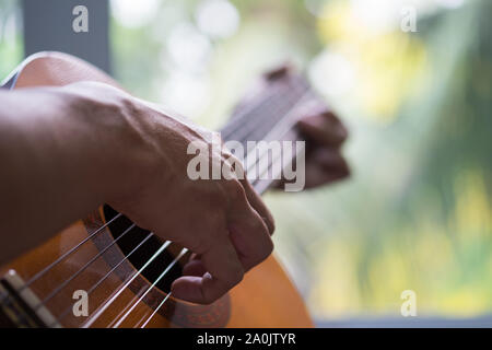 Chitarra acustica chitarrista giocando. Strumento musicale con l'attore le mani. Foto Stock