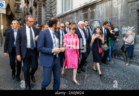 Neapel, Italia. Xx Settembre, 2019. Il Presidente federale Frank-Walter Steinmeier e sua moglie Elke Büdenbender sono guidati attraverso la Città Vecchia da Maria Carmen Morese (r), direttore del Goethe-Institut in Napoli. Presidente Steinmeier e sua moglie sono su una due giorni di visita di stato in Italia. Credito: Bernd von Jutrczenka/dpa/Alamy Live News Foto Stock