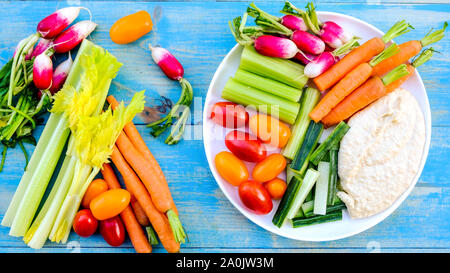 Verdura fresca all'Agro piatto con hummus e carotine, ravanelli, il cetriolo e il sedano e pomodori Foto Stock