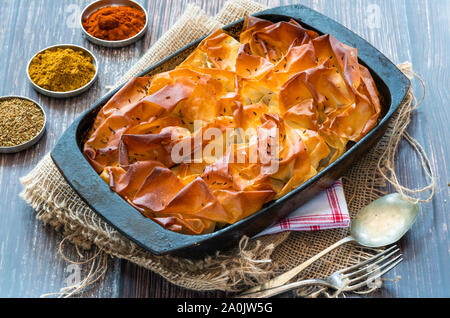 Agnello samosa torta - popolare piatto indiano con un ripieno gustoso. Foto Stock