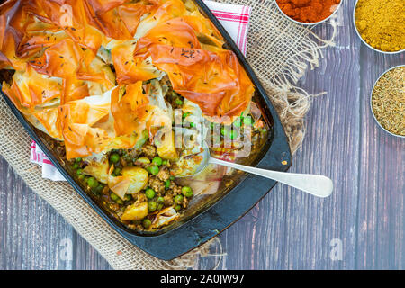 Agnello samosa torta - popolare piatto indiano con un ripieno gustoso - vista aerea Foto Stock