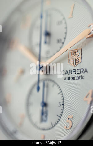 La Chaux-de-Fonds, Svizzera, 21 agosto 2019 - La chiusura del Tag Heuer Grand Carrera automatico logo macro shot, un famoso swiss made polso di lusso Foto Stock