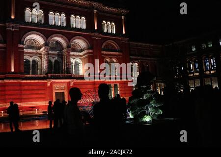 Annuale di London Design Festival parte 19 Settembre 2019 presso il Victoria & Albert Museum di Londra . Questa è una grande festa annuale entrata solo tramite invito per gli ospiti del comitato che organizza il Festival di Londra che celebra e promuove la Londra come la capitale del design del mondo il festival torna a sedi di istituti e di tutta la città dal 14 - 22 Settembre 2019 Foto Stock