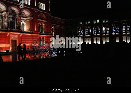 Annuale di London Design Festival parte 19 Settembre 2019 presso il Victoria & Albert Museum di Londra . Questa è una grande festa annuale entrata solo tramite invito per gli ospiti del comitato che organizza il Festival di Londra che celebra e promuove la Londra come la capitale del design del mondo il festival torna a sedi di istituti e di tutta la città dal 14 - 22 Settembre 2019 Foto Stock