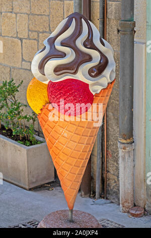 Grande cono gelato segno a Street Foto Stock