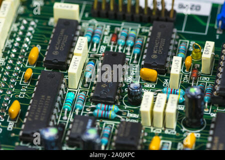 Immagine ravvicinata di unità per circuito stampato con visibile resistori, condensatori e micro procesors. Foto Stock