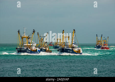 I leader di gara quasi alla fine dell'annuale Brixham Trawler gara di Torbay nel 2018 Foto Stock