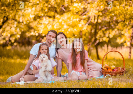 Famiglia giovane avendo divertimento su pic nic nel parco. Foto Stock