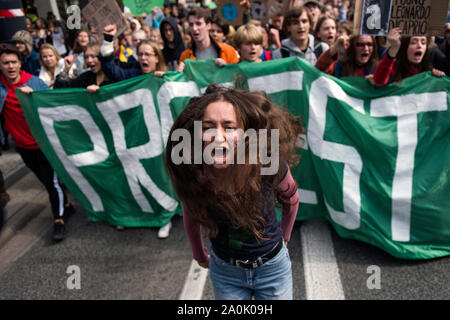 Una ragazza grida mentre balli durante la dimostrazione.Migliaia di bambini, gli alunni e gli studenti hanno preso parte a marzo a Varsavia - organizzata dal Mlodziezowy Strajk Klimatyczny (sciopero della gioventù per il Clima) - che fa parte delle proteste globali contro il cambiamento climatico. I manifestanti di esigere che i responsabili politici in materia di riscaldamento globale, l aria e la terra dell'inquinamento. Foto Stock