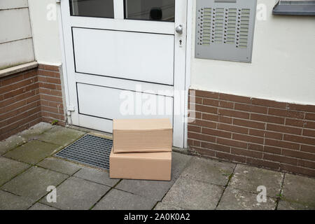 Pila di cartone marrone box consegnati a domicilio Foto Stock