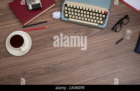 Nastri inchiostratori per macchine da scrivere sulla vecchia scrivania in legno con tazza di caffè Foto Stock