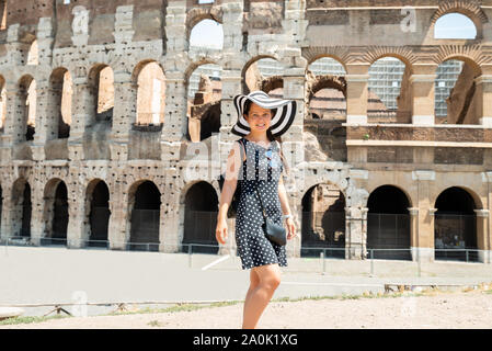 Turista davanti al Colosseo a Roma, Italia Foto Stock