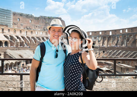 Giovane turista giovane in piedi all'interno del Colosseo a Roma, Italia Foto Stock