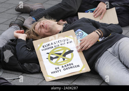 Estinzione Rebellion attivisti e sostenitori prendere parte durante il 'Schiphol' Die-In dimostrazione presso l'aeroporto di Schiphol il 7 settembre 2019 in Amste Foto Stock