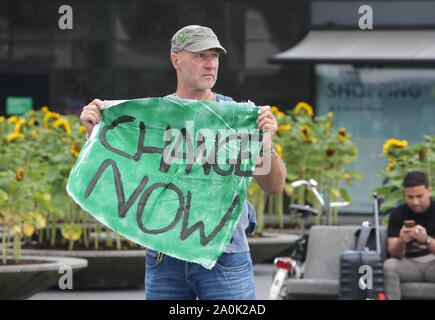 Estinzione Rebellion attivisti e sostenitori prendere parte durante il 'Schiphol' Die-In dimostrazione presso l'aeroporto di Schiphol il 7 settembre 2019 in Amste Foto Stock