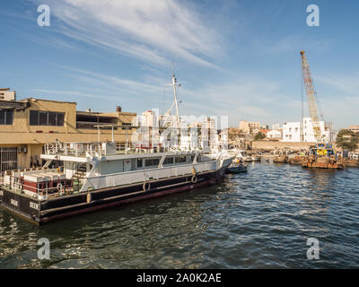 Dakar, Senegal - Febbraio 2, 2019: veduta del porto di Dakar in Senegal con grandi navi di piccole imbarcazioni, gru e carichi vicino al molo. L'Africa. Foto Stock