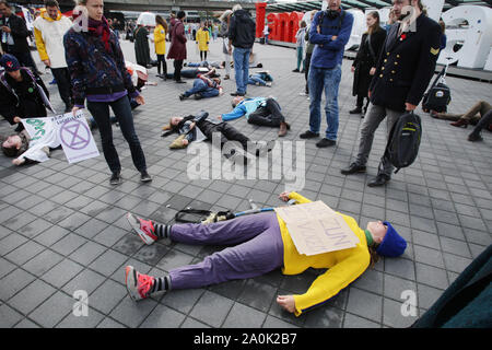 Estinzione Rebellion attivisti e sostenitori prendere parte durante il 'Schiphol' Die-In dimostrazione presso l'aeroporto di Schiphol il 7 settembre 2019 in Amste Foto Stock