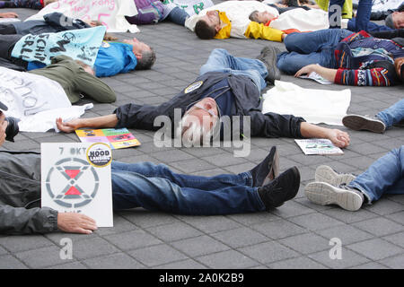 Estinzione Rebellion attivisti e sostenitori prendere parte durante il 'Schiphol' Die-In dimostrazione presso l'aeroporto di Schiphol il 7 settembre 2019 in Amste Foto Stock