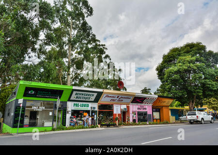 Yarra Junction, Victoria, Australia - 21 Marzo 2017. Street view su Warburton autostrada nella giunzione Yarra, VIC, con il grande fiore seduto in cima a un flor Foto Stock