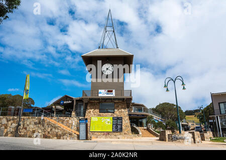 Mt Buller, Victoria, Australia - 23 Marzo 2017. Torre dell Orologio in Mt Buller, VIC, situato nella piazza del villaggio di hosting e il centro informazioni di . Foto Stock