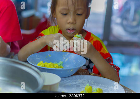 Messa a fuoco selettiva dei bambini la preparazione di impasti per la cottura dessert Thai.Alta risoluzione galleria di immagini. Foto Stock