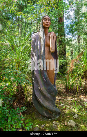 Marysville, Victoria, Australia - 24 Marzo 2017. Scultura di una bella donna tra vegetazione a Bruno Arca Sculpture Garden in Marysville, VIC. Foto Stock