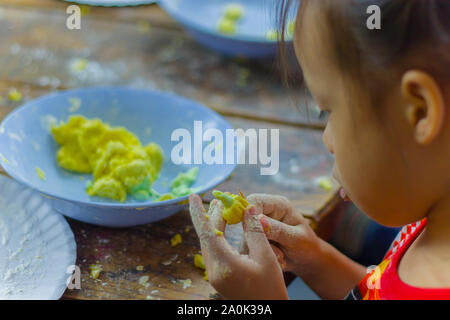 Messa a fuoco selettiva dei bambini la preparazione di impasti per la cottura dessert Thai.Alta risoluzione galleria di immagini. Foto Stock