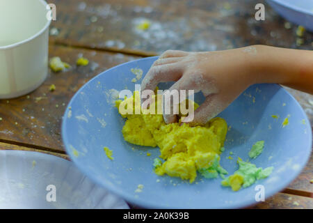 Messa a fuoco selettiva dei bambini la preparazione di impasti per la cottura dessert Thai.Alta risoluzione galleria di immagini. Foto Stock