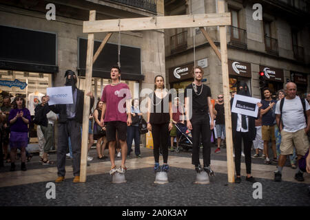 Barcellona, in Catalogna, Spagna. Xx Settembre, 2019. Tre dimostranti sostare al di sotto di una forca con una corda intorno ai loro colli sui blocchi di ghiaccio in Barcellona. I dimostranti seguire la chiamata del movimento il venerdì per il futuro e vogliono lottare per di più la protezione del clima. Credito: Jordi Boixareu/ZUMA filo/Alamy Live News Foto Stock
