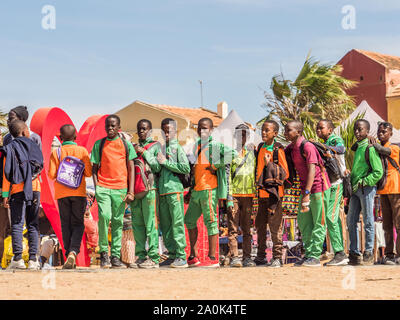 Ile de Goree, Senegal, febbraio 02, 2018: un gruppo di scolari in verde divise in attesa nella coda per un trasferimento in barca per Dakar su un famoso slave Foto Stock