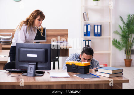 Il giovane maschio specialista it in ufficio Foto Stock