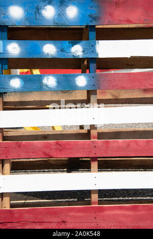 Una bandiera americana è simbolicamente dipinta e rappresentata sulla superficie di una gabbia in legno. Foto Stock