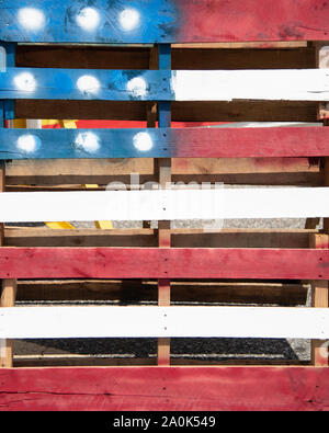 Una bandiera americana è simbolicamente dipinta e rappresentata sulla superficie di una gabbia in legno. Foto Stock