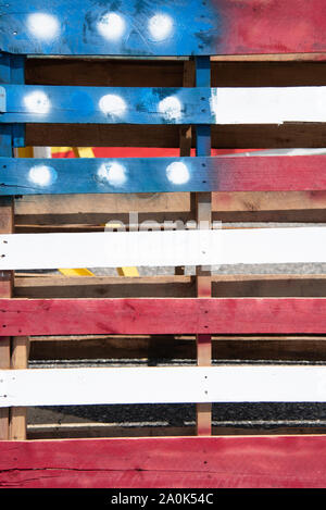 Una bandiera americana è simbolicamente dipinta e rappresentata sulla superficie di una gabbia in legno. Foto Stock