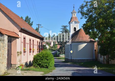 In Cizov Mähren, Tschechien, an der österreichischen Grenze, Dorfkirche Foto Stock