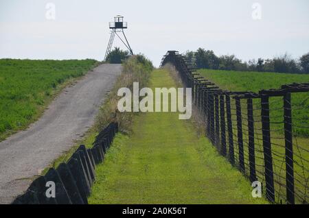 In Cizov Mähren, Tschechien, an der österreichischen Grenze, erhalten sind Eiserner Vorhang und Zollhaus an der Thaya-Brücke Foto Stock