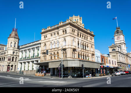 Ballarat, Victoria, Australia - 8 marzo 2017. Street view in Ballarat, VIC, sulla intersezione di Sturt Street e Lydiard Street, con la sua storica sede, Foto Stock