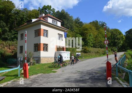 In Cizov Mähren, Tschechien, an der österreichischen Grenze, erhalten sind Eiserner Vorhang und Zollhaus an der Thaya-Brücke Foto Stock