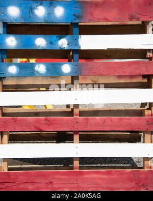 Una bandiera americana è simbolicamente dipinta e rappresentata sulla superficie di una gabbia in legno. Foto Stock