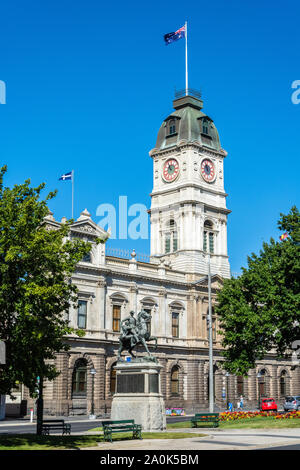 Ballarat, Victoria, Australia - 8 marzo 2017. Vista esterna del palazzo del Municipio in Ballarat, VIC, con Boer War Memorial Foto Stock