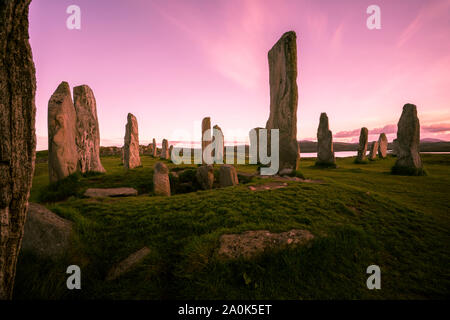 L'anello centrale di Callanish standing di pietre contro un cielo rosa dell'isola di Lewis, Ebridi Esterne, Scotland, Regno Unito Foto Stock