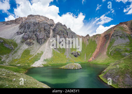 Isola del lago, una verde gemma nascosta in alta montagna a 12,390 piedi in un cirque con Ulisse concedere al di là della montagna. Escursioni Qui richiede sforzo dovuto t Foto Stock