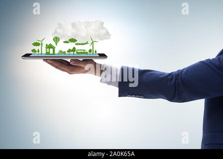 La mano che tiene compressa con mini ecosistema e energia pulita Foto Stock