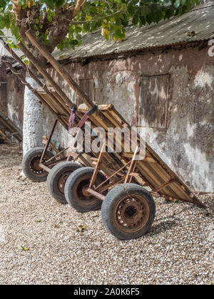 Joal-Fadiouth, Senegal - Gennaio 24, 2019: alcuni carrelli sono in piedi accanto all'edificio dell'isola Joal-Fadiouth. Città e comune è in Thiès Foto Stock