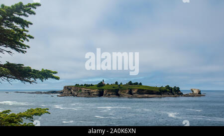 Tatoosh Island e il faro situato al Capo lusinghe, Washington, Stati Uniti d'America Foto Stock