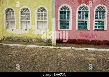 Colorate case coloniali nella storica città di Cachoeira Foto Stock