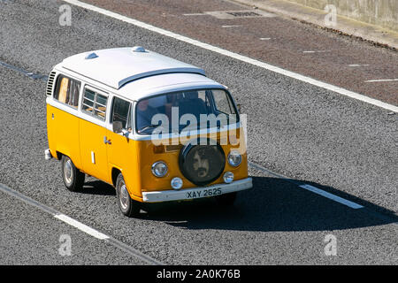 1978 70s tipo 2 70s VW Volkswagen; Microbus, camper, Campervan, camper, Camper, camper, trasporti, attrezzature, trasporti, UK traffico veicolare, trasporto, auto classiche, veterano caro, vecchio timer restaurato, Motori da collezione, patrimonio d'epoca, conservati in passato, da collezione, diretti a sud sull'autostrada M6 a 3 corsie. Foto Stock