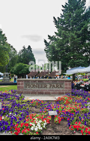 Stone Pioneer Park marquee con pesce sculture in Puyallup, Washington. Foto Stock